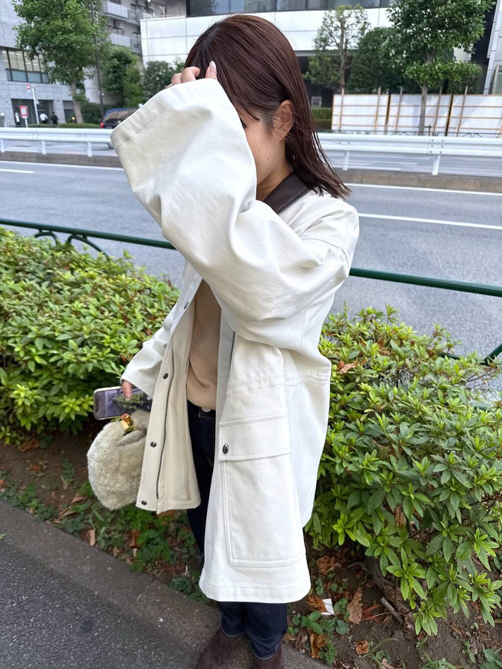 ホワイト系のブルゾン、ベージュ系のニット/セーターを着用したレディースの夏コーディネートの3枚目の写真