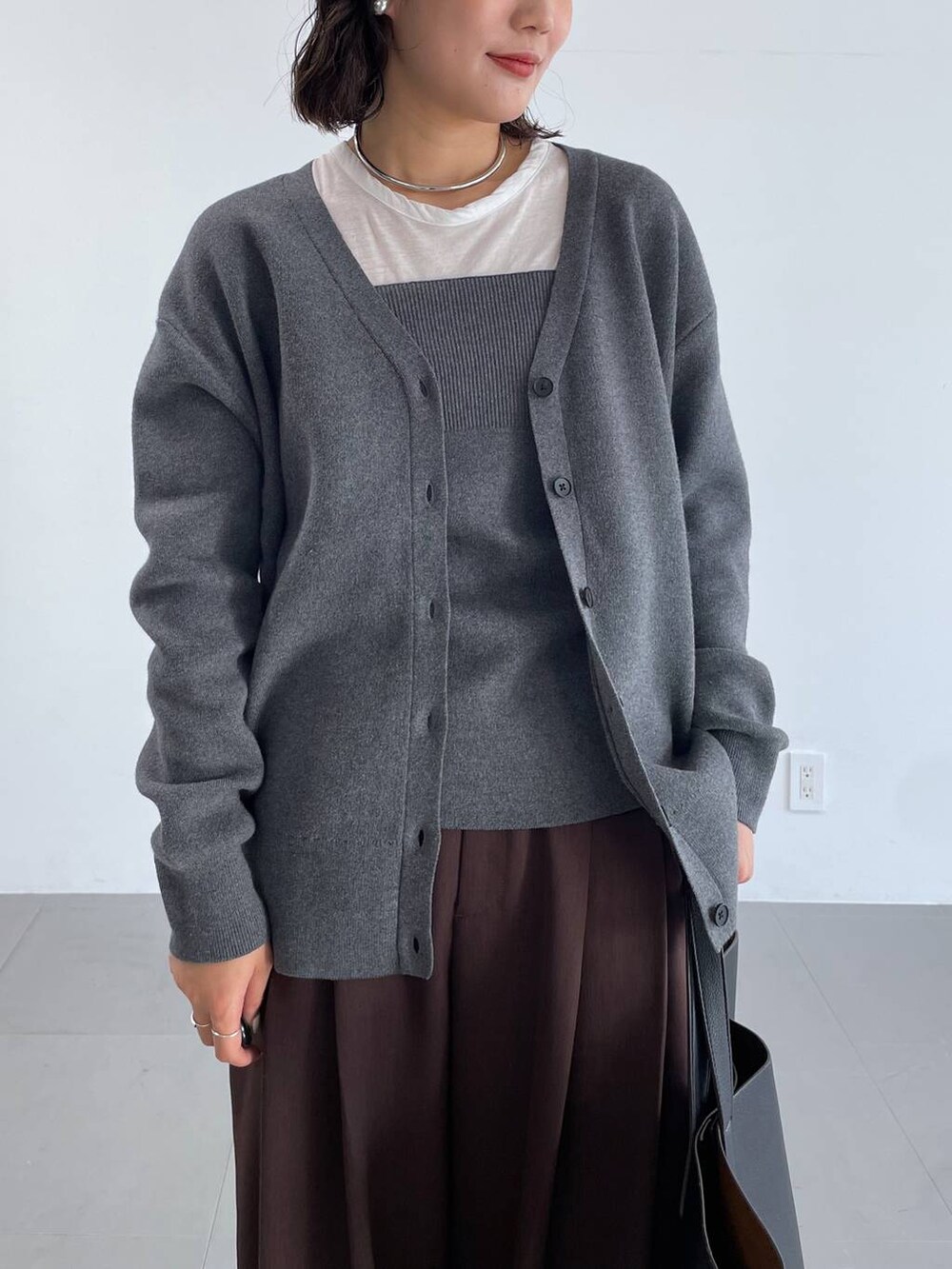 ブラック系のトートバッグ、ブラウン系のその他パンツ、グレー系のカーディガン/ボレロを着用したレディースの冬コーディネートの6枚目の写真