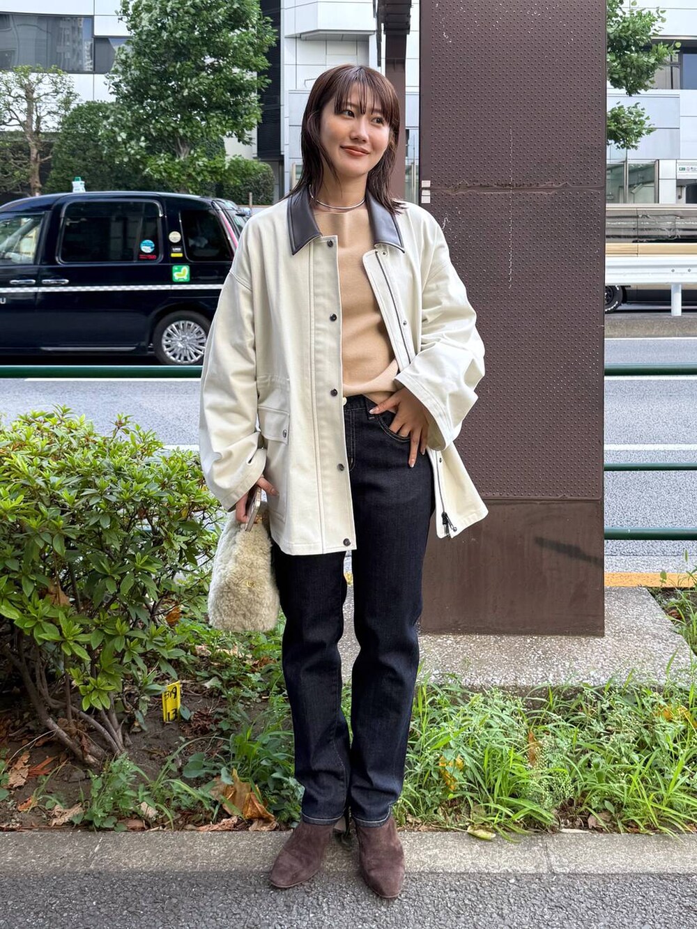 ホワイト系のブルゾン、ベージュ系のニット/セーターを着用したレディースの夏コーディネートの2枚目の写真