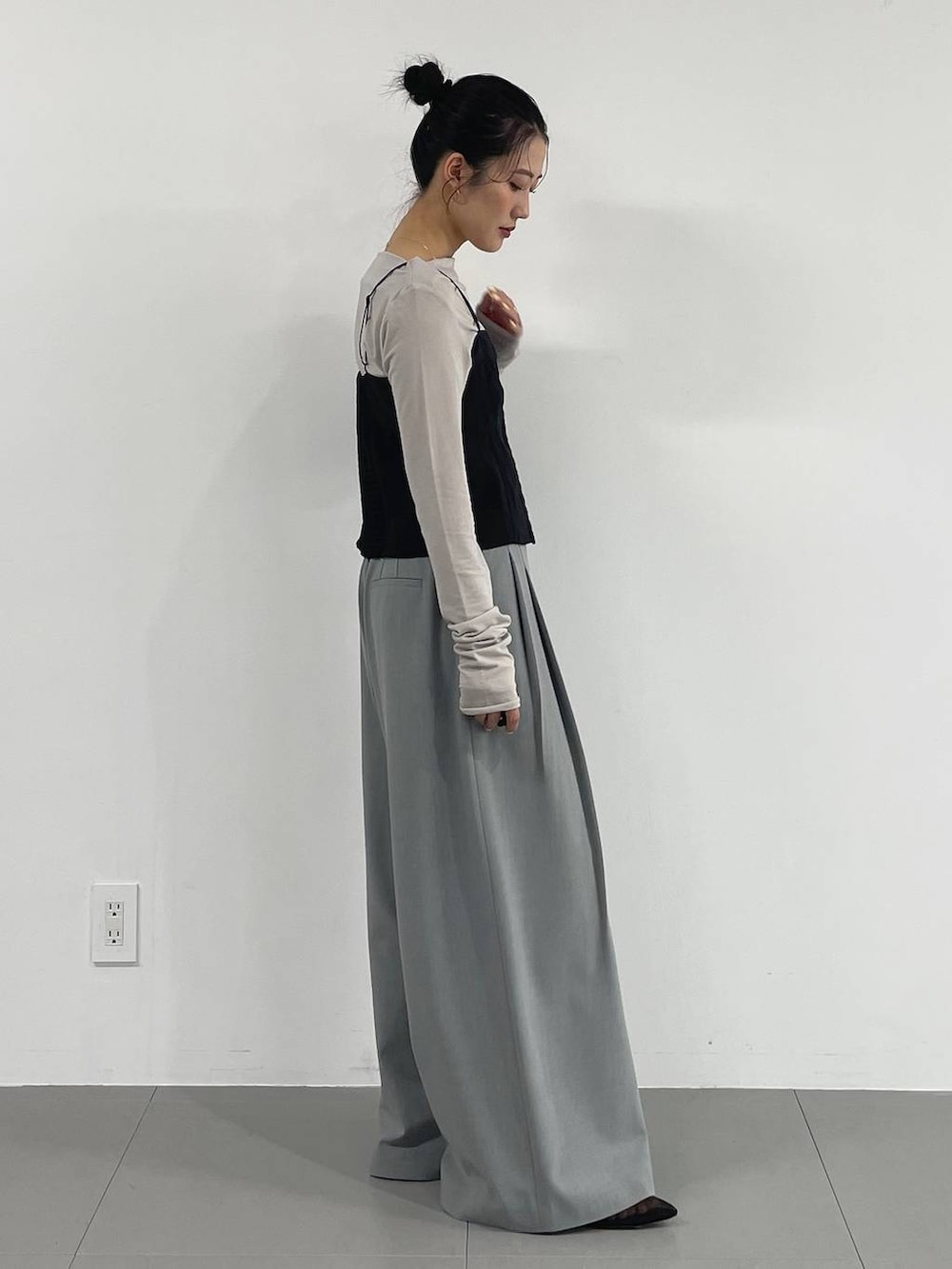 ブラック系のパンプス、ベージュ系のTシャツ/カットソー、グレー系のその他パンツを着用したレディースの冬コーディネートの5枚目の写真