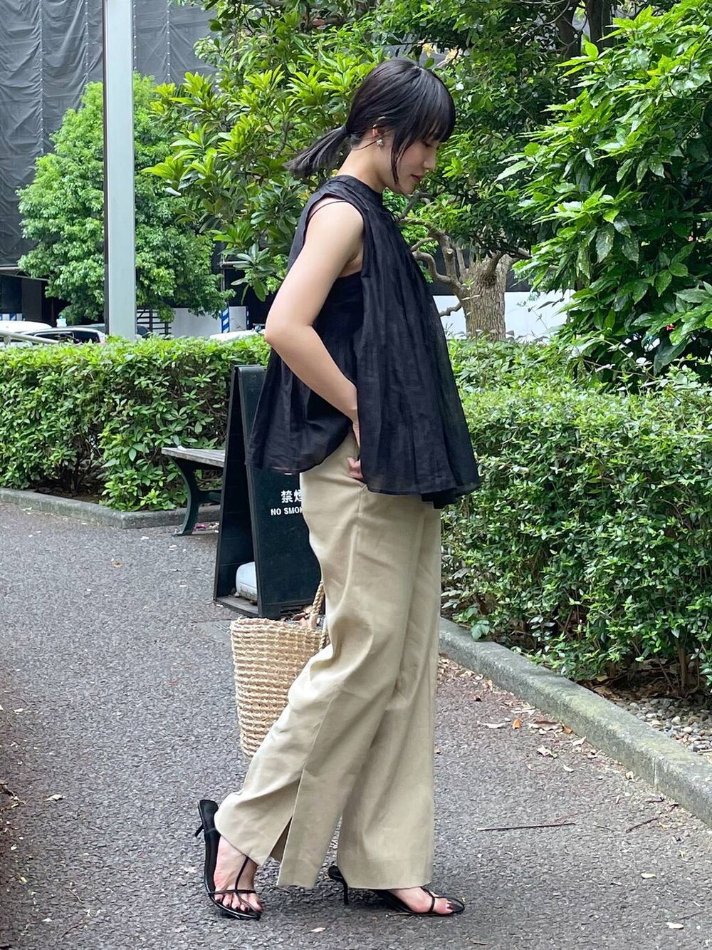 「着痩せ・細見え、ヴィンテージ、体型カバー、リラックス、BABYLONE、大人カジュアル」｜「Tony Biancoの【TONY BIANCO】TASTサンダル（サンダル、ブラック系）」を使った、bl_misatoさん（レディース・159cm）の夏コーディネートの3枚目の写真