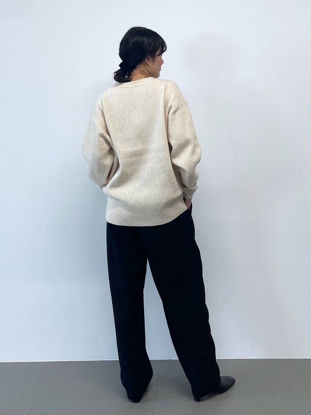 ブラック系のキャミソール、ブラック系のその他パンツ、ホワイト系のカーディガン/ボレロを着用したレディースの冬コーディネートの4枚目の写真