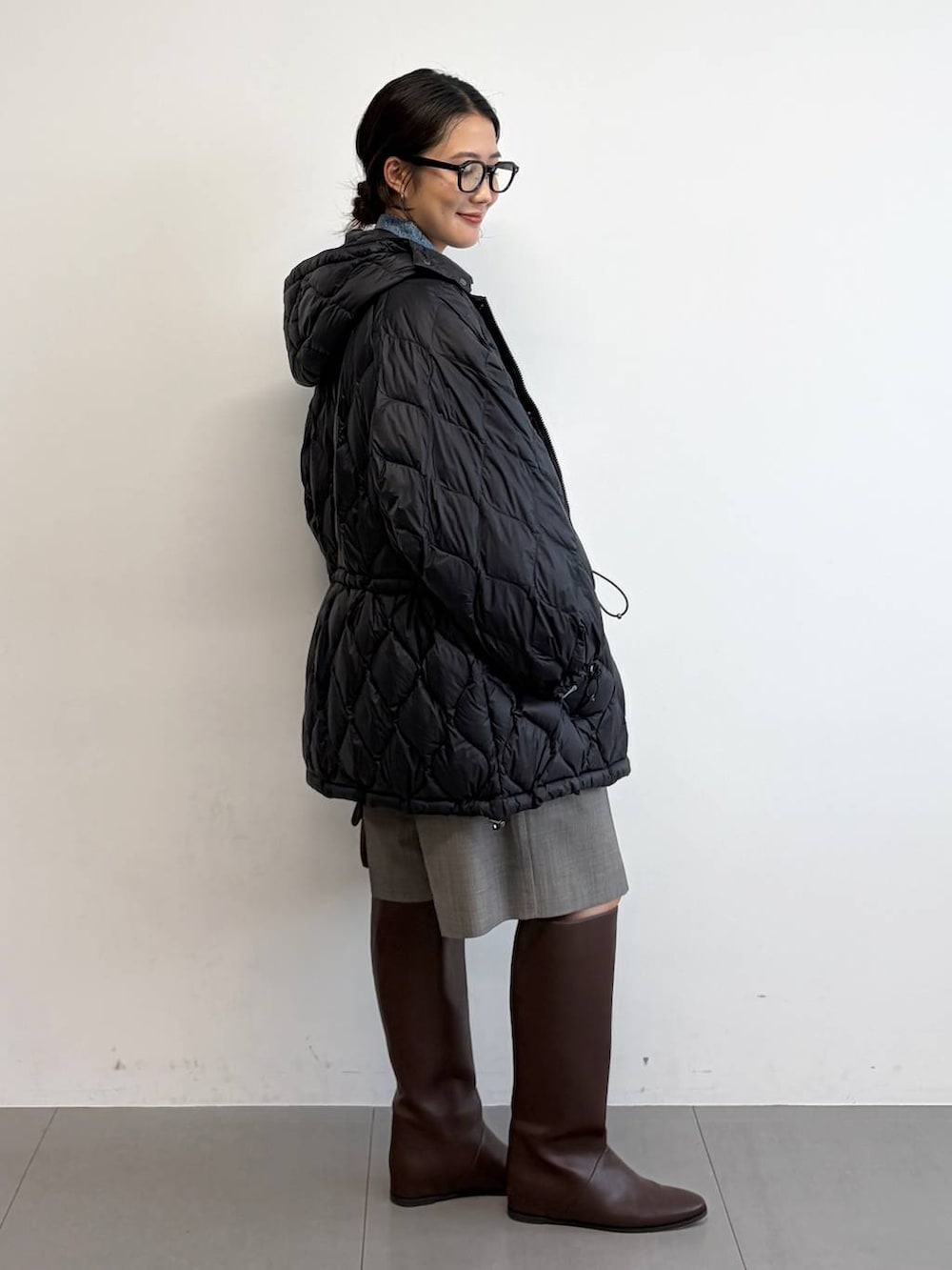 ブラウン系のその他パンツ、ブラック系のダウンジャケット/コート、ブルー系のデニムジャケットを着用したレディースの秋コーディネートの4枚目の写真