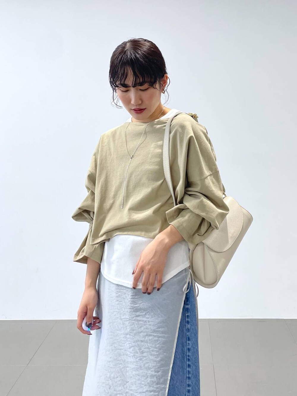 「着痩せ・細見え、ヴィンテージ、体型カバー、リラックス、BABYLONE、大人カジュアル」｜「AULENTTIの【AULENTTI】ショルダーBAG（ショルダーバッグ、ホワイト系）」を使った、bl_misatoさん（レディース・159cm）の春コーディネートの6枚目の写真