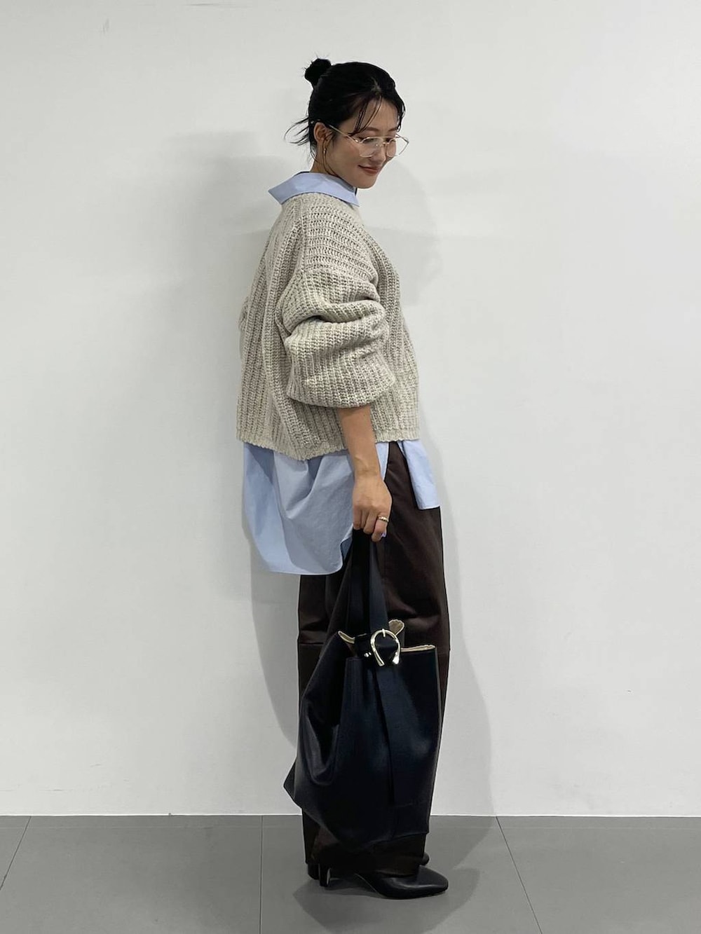 ブラウン系のその他パンツ、ブラック系のブーツ、ベージュ系のニット/セーターを着用したレディースの秋コーディネートの3枚目の写真