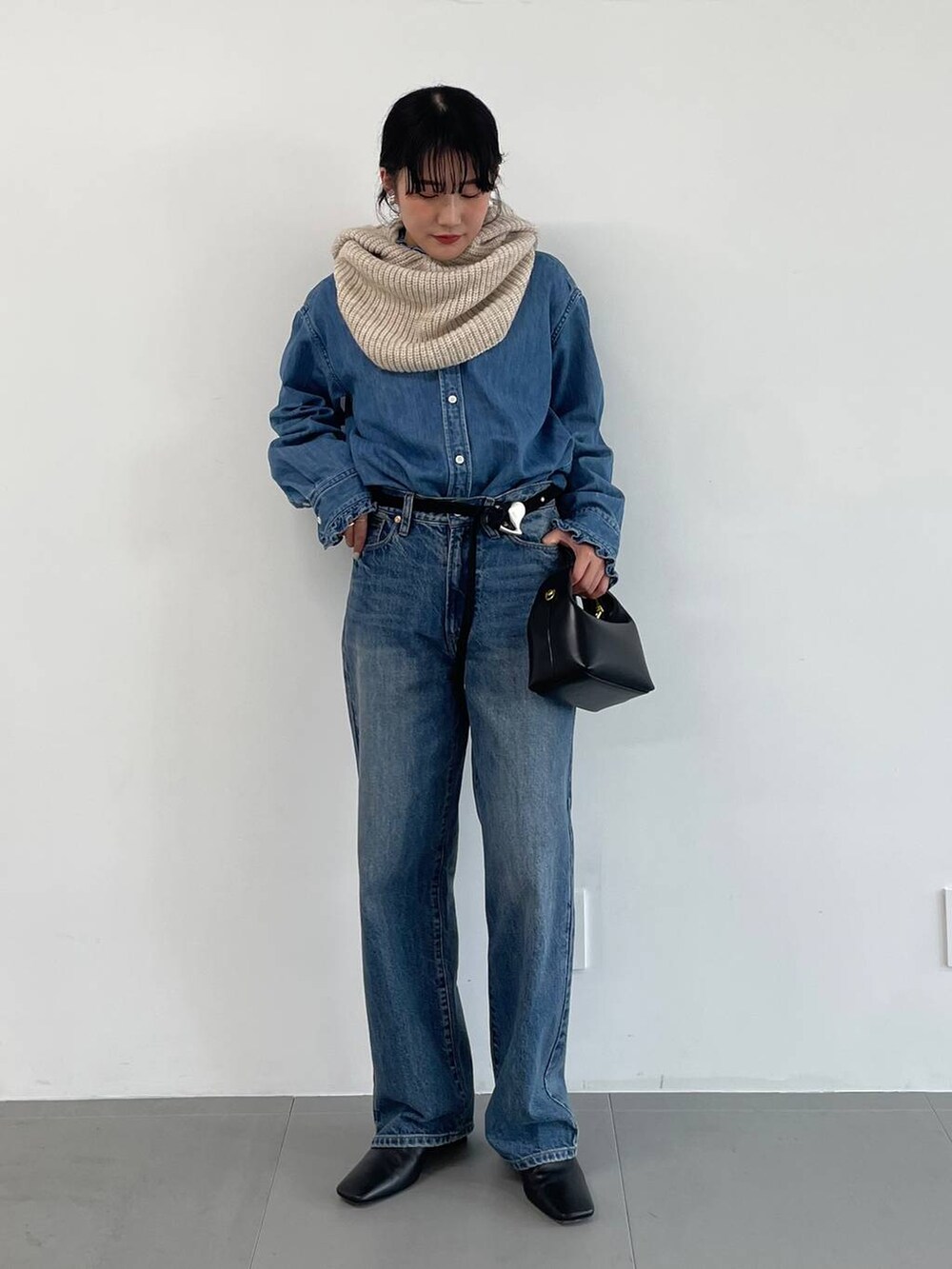 ブルー系のデニムパンツ、ブルー系のシャツ/ブラウス、ホワイト系のマフラーを着用したレディースの冬コーディネートの2枚目の写真