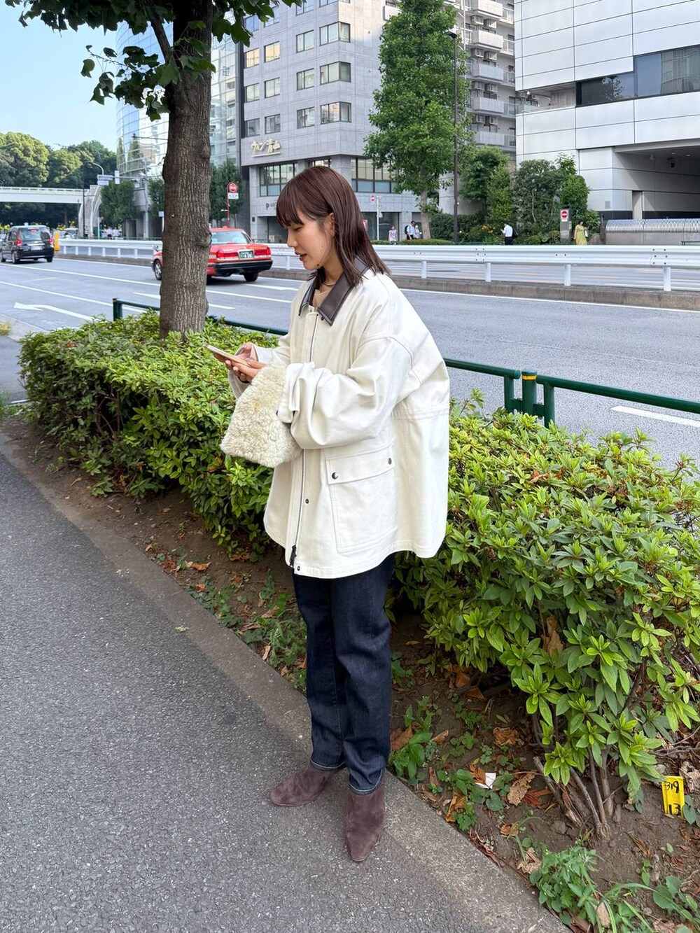 ホワイト系のブルゾン、ベージュ系のニット/セーターを着用したレディースの夏コーディネートの5枚目の写真