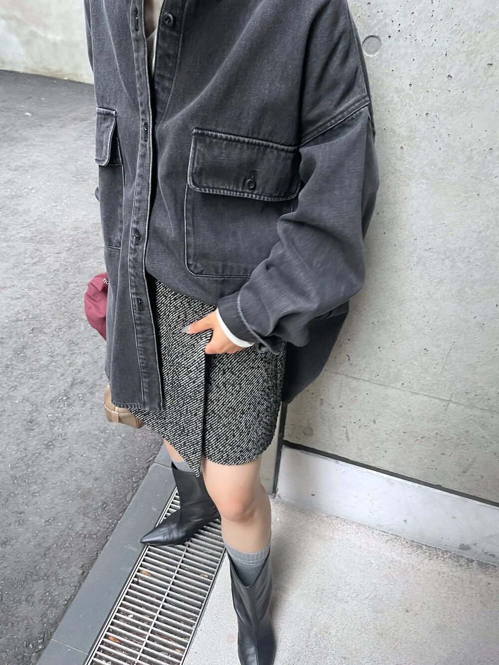 ホワイト系のカーディガン/ボレロ、ベージュ系のハンドバッグ、ブラック系のブーツを着用したレディースの秋コーディネートの6枚目の写真