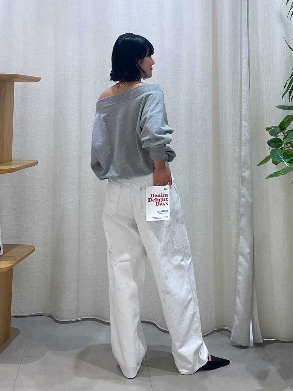 グレー系のTシャツ/カットソー、ホワイト系のデニムパンツを着用したレディースの夏コーディネートの4枚目の写真