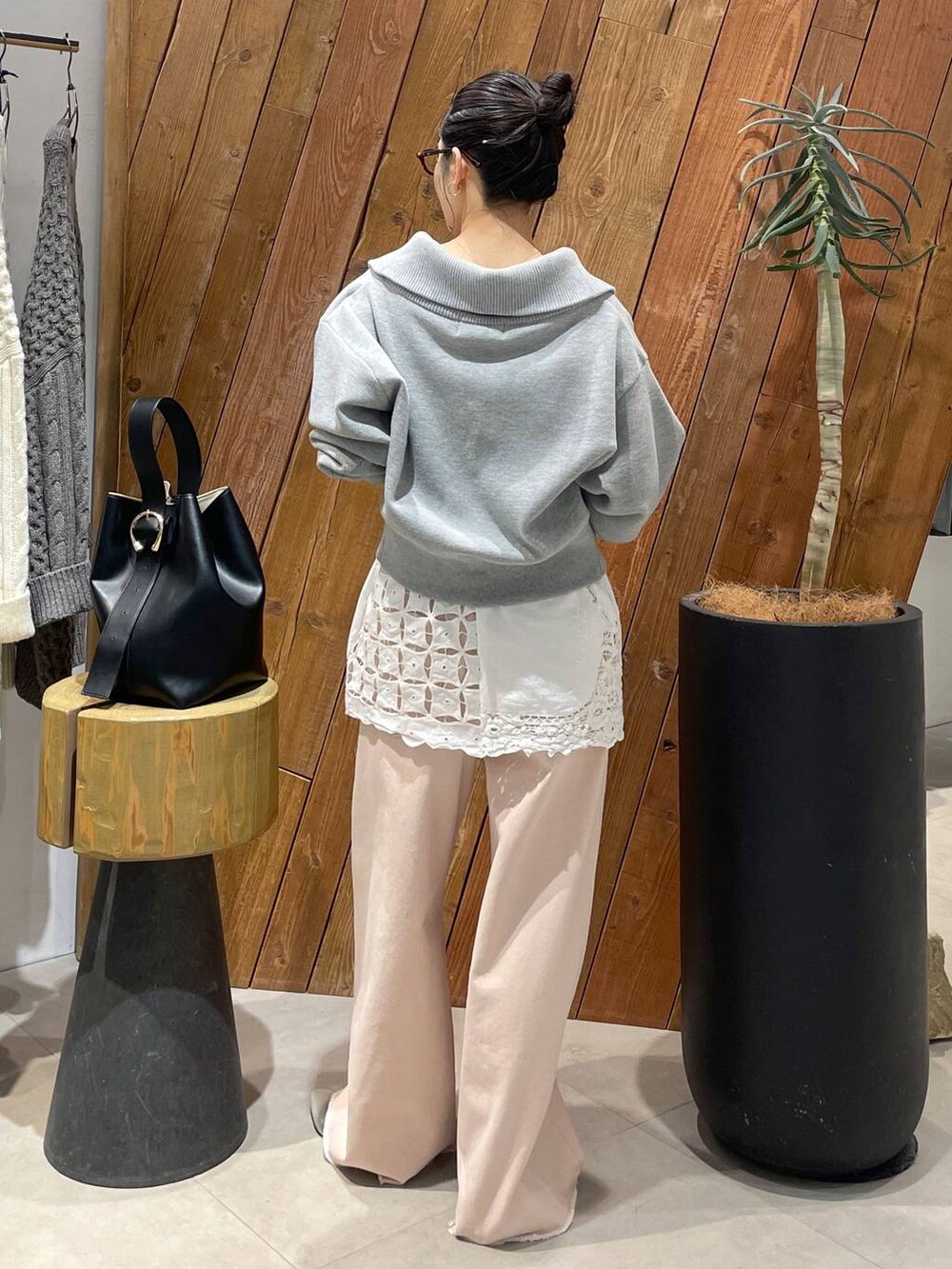 ピンク系のデニムパンツ、ベージュ系のパンプス、グレー系のスウェットを着用したレディースの冬コーディネートの5枚目の写真
