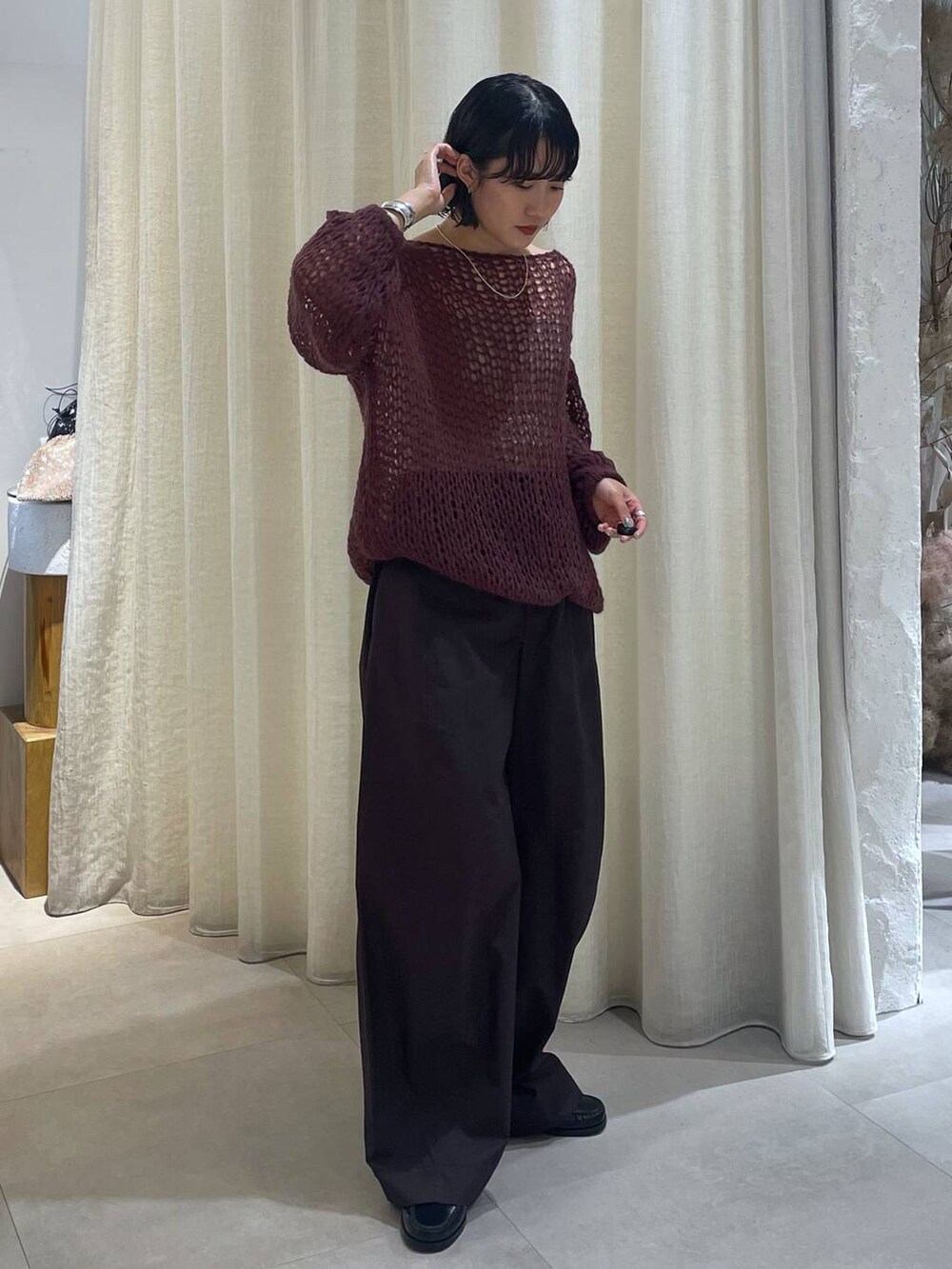 ブラウン系のその他パンツ、グレー系のキャミソール、ブラウン系のニット/セーターを着用したレディースの夏コーディネートの2枚目の写真