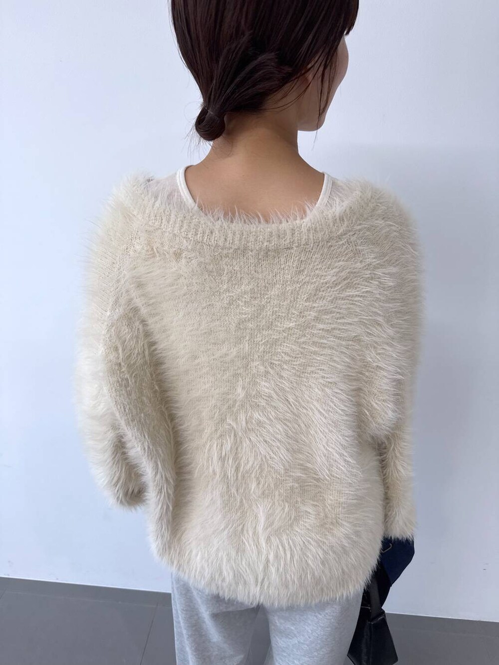 ブラック系のショルダーバッグ、ホワイト系のカーディガン/ボレロ、ホワイト系のカーディガン/ボレロを着用したレディースの夏コーディネートの7枚目の写真