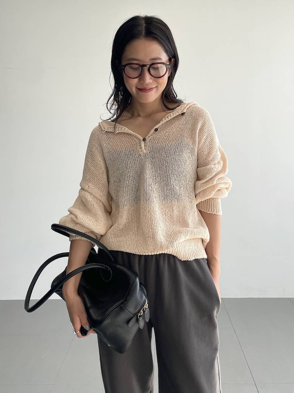 ブラウン系のスニーカー、ピンク系のニット/セーター、グレー系のスウェットパンツを着用したレディースの春コーディネートの6枚目の写真