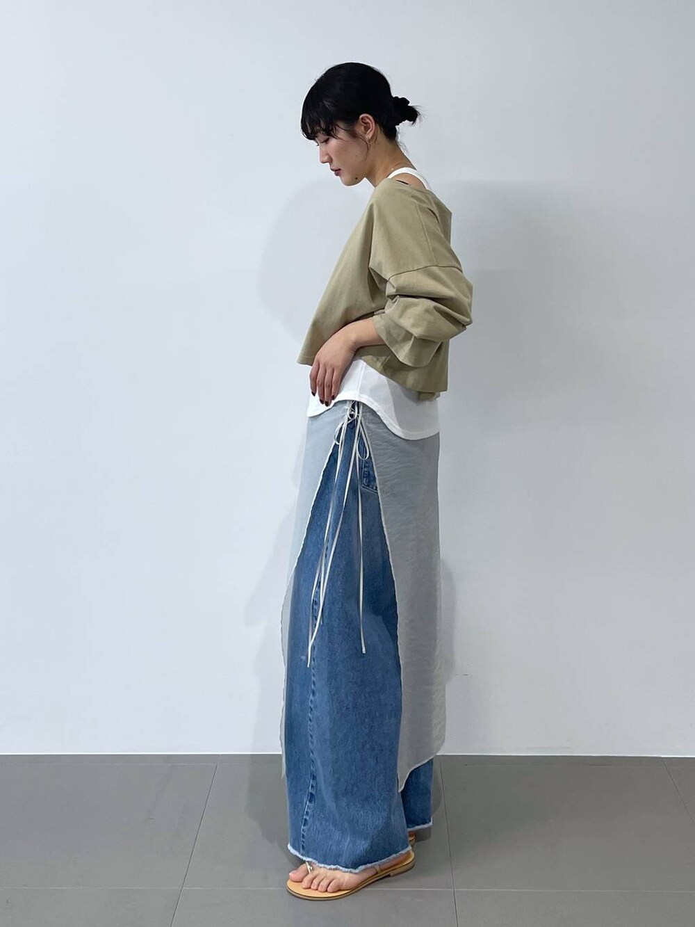 「着痩せ・細見え、ヴィンテージ、体型カバー、リラックス、BABYLONE、大人カジュアル」｜「AULENTTIの【AULENTTI】ショルダーBAG（ショルダーバッグ、ホワイト系）」を使った、bl_misatoさん（レディース・159cm）の春コーディネートの4枚目の写真