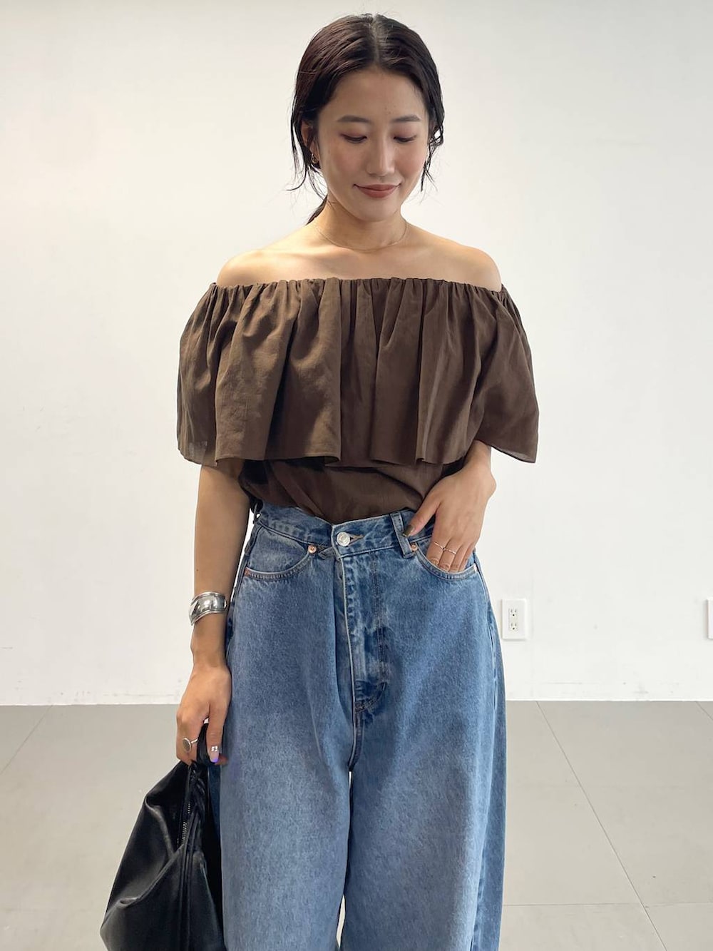 ブラウン系のシャツ/ブラウス、ブルー系のデニムパンツ、ブラウン系のサンダルを着用したレディースの夏コーディネートの5枚目の写真