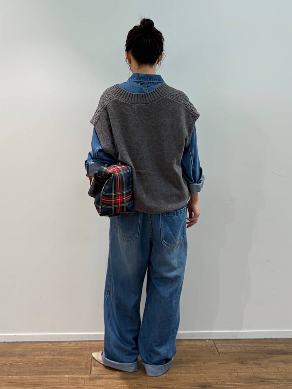 グリーン系のトートバッグ、ブルー系のつなぎ/オールインワン、グレー系のニット/セーターを着用したレディースの夏コーディネートの4枚目の写真