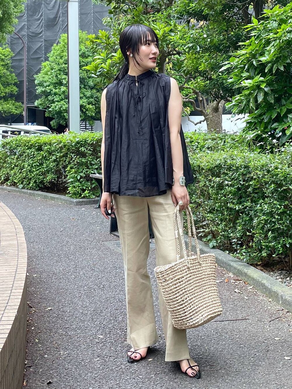 「着痩せ・細見え、ヴィンテージ、体型カバー、リラックス、BABYLONE、大人カジュアル」｜「Tony Biancoの【TONY BIANCO】TASTサンダル（サンダル、ブラック系）」を使った、bl_misatoさん（レディース・159cm）の夏コーディネートの2枚目の写真