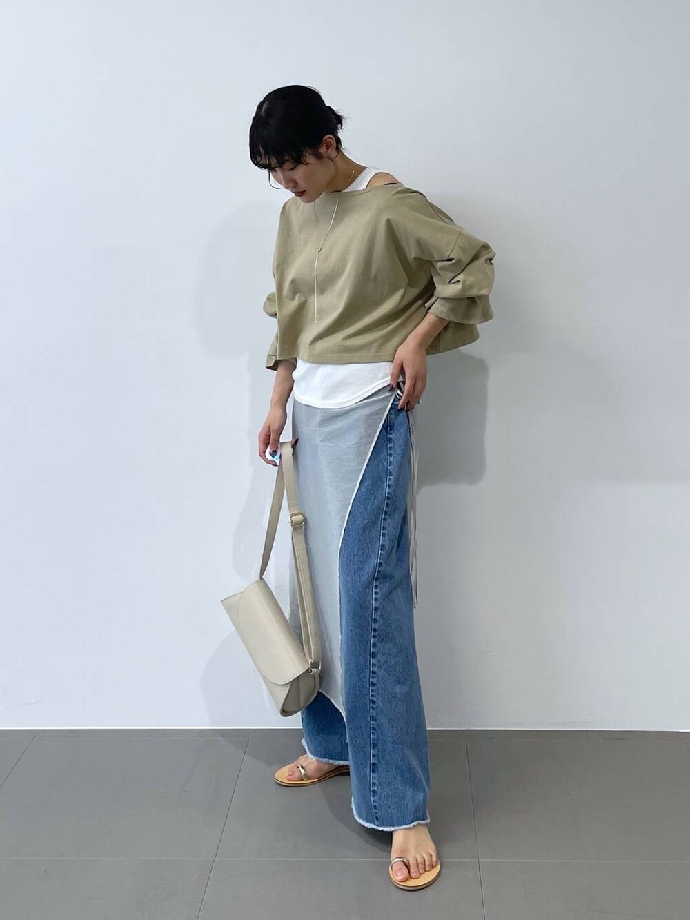 「着痩せ・細見え、ヴィンテージ、体型カバー、リラックス、BABYLONE、大人カジュアル」｜「AULENTTIの【AULENTTI】ショルダーBAG（ショルダーバッグ、ホワイト系）」を使った、bl_misatoさん（レディース・159cm）の春コーディネートの3枚目の写真