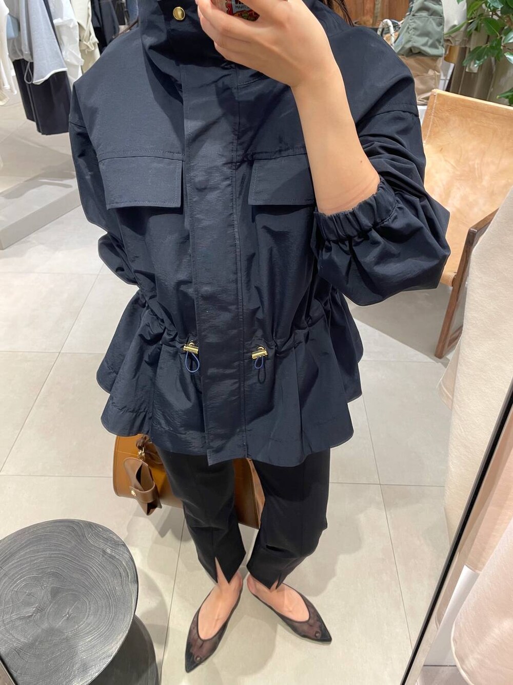 ブラック系のパンプス、ブラウン系のボストンバッグ、ブラック系のその他パンツを着用したレディースの春コーディネートの6枚目の写真