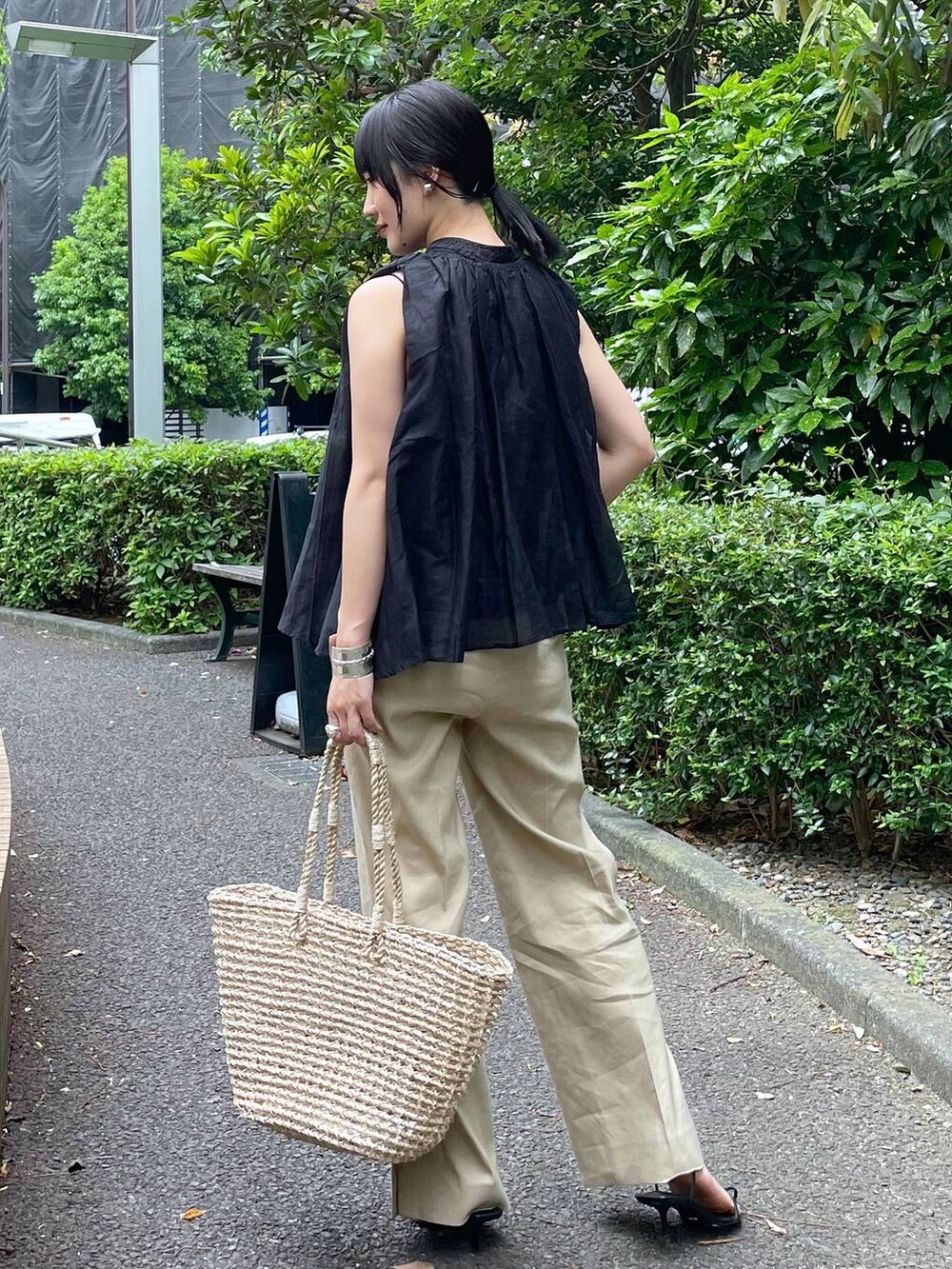 「着痩せ・細見え、ヴィンテージ、体型カバー、リラックス、BABYLONE、大人カジュアル」｜「Tony Biancoの【TONY BIANCO】TASTサンダル（サンダル、ブラック系）」を使った、bl_misatoさん（レディース・159cm）の夏コーディネートの4枚目の写真