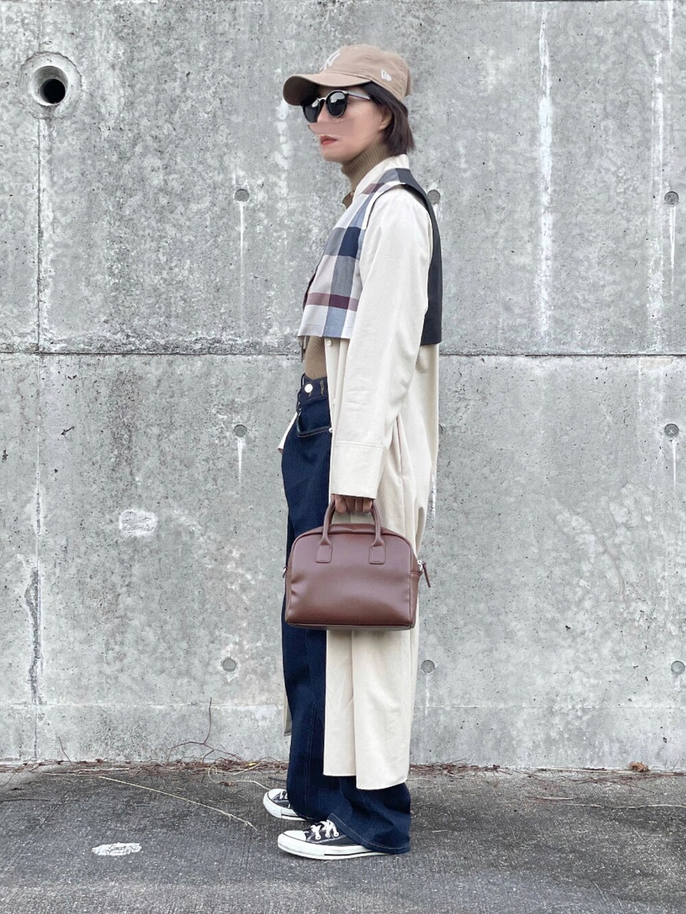 ベージュ系のワンピース、ブラウン系のニット/セーター、ブルー系のその他パンツを着用したレディースの秋コーディネートの2枚目の写真