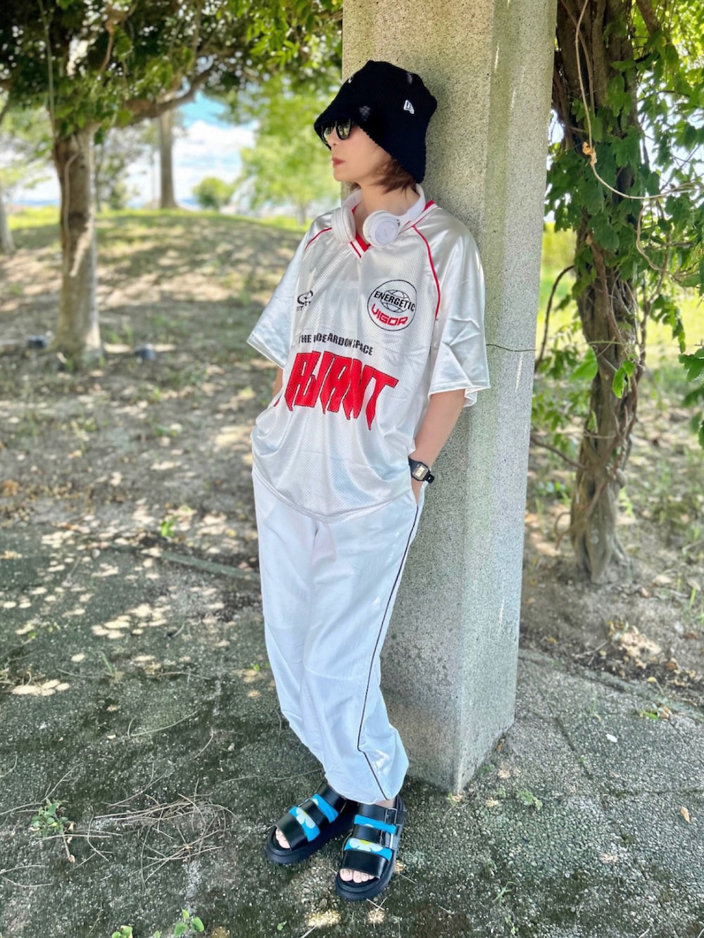 ホワイト系のその他パンツ、ホワイト系のTシャツ/カットソー、ブラック系のサンダルを着用したレディースの夏コーディネートの4枚目の写真