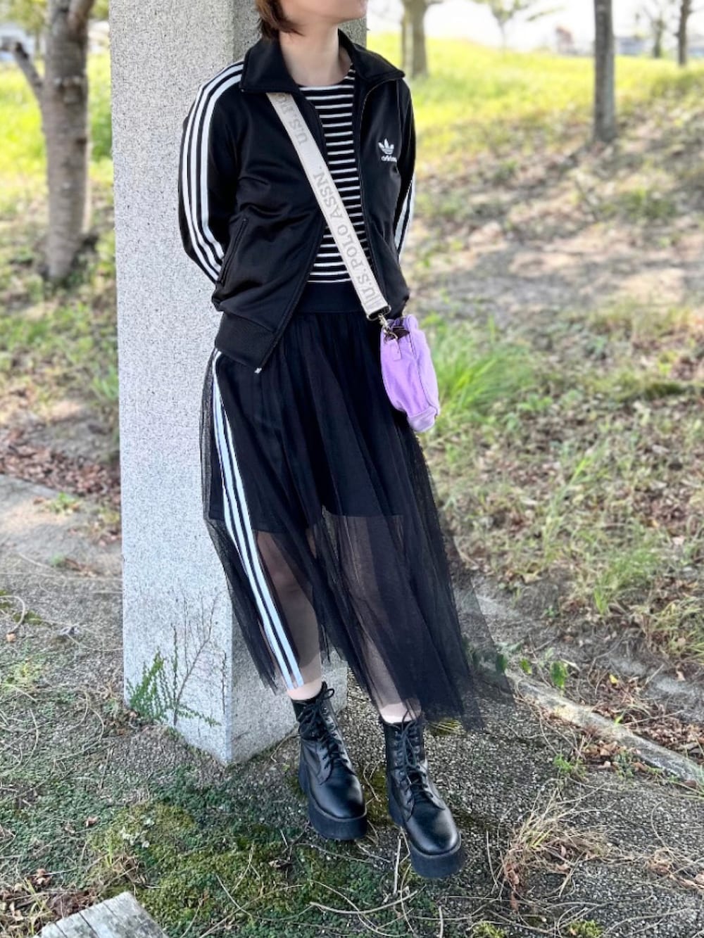 ブラック系のスカート、ブラック系のパンツ、ブラック系のジャージを着用したレディースの秋コーディネートの3枚目の写真