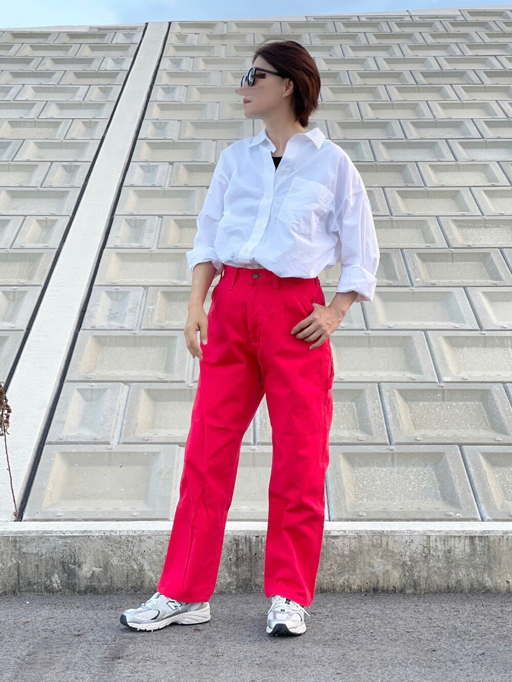 「ペインターパンツ、EDWIN、New Balance、ニューバランス、カラーパンツ、白シャツ、シンプルコーデ、スニーカー、大人カジュアル、エドウィン、UNIQLO、ユニクロ、ハイウエスト、休日スタイル」｜「EDWINのWEB限定【ユニセックス】EDWIN STEPMARK ワイドペインターパンツ（デニムパンツ、レッド系）」を使った、𝑴𝒂さん（レディース・160cm）の秋コーディネートの2枚目の写真