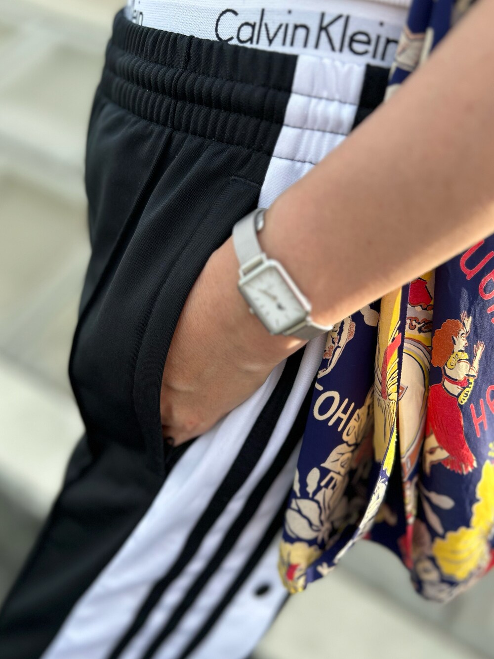 ホワイト系のTシャツ/カットソー、その他のシャツ/ブラウス、ブラック系のサンダルを着用したレディースの夏コーディネートの3枚目の写真