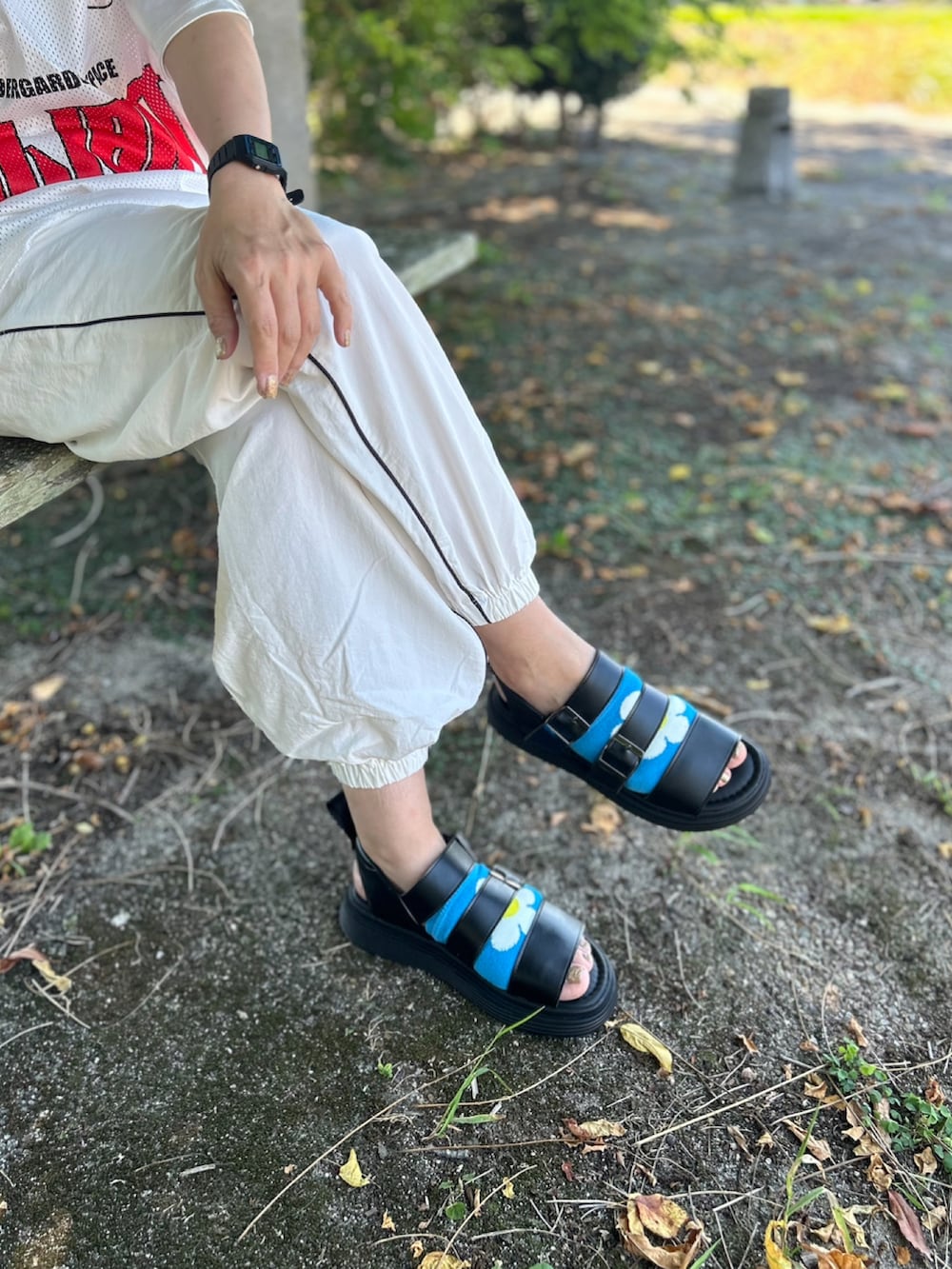 ホワイト系のその他パンツ、ホワイト系のTシャツ/カットソー、ブラック系のサンダルを着用したレディースの夏コーディネートの5枚目の写真