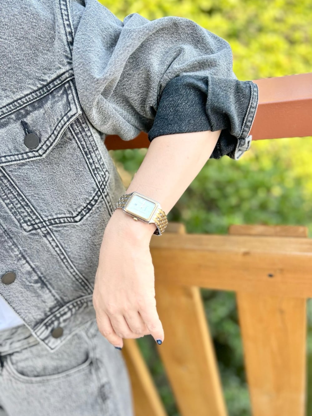 ブラック系のその他トップス、ブラック系のデニムジャケット、ブラック系のデニムパンツを着用したレディースの秋コーディネートの5枚目の写真