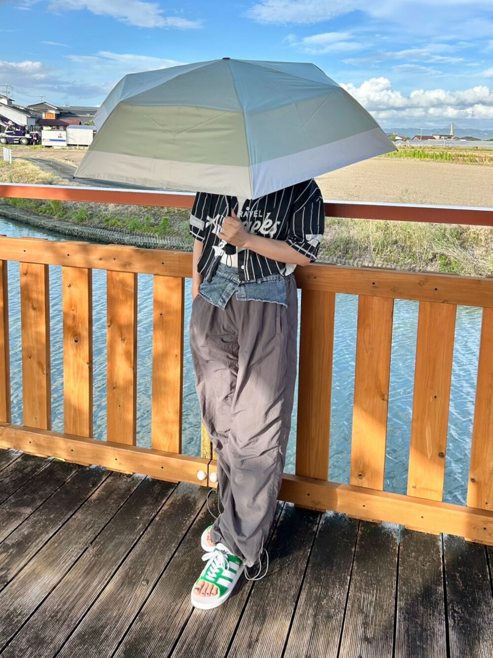 ホワイト系のキャミソール、ブラック系のシャツ/ブラウス、グレー系のカーゴパンツを着用したレディースの夏コーディネートの4枚目の写真