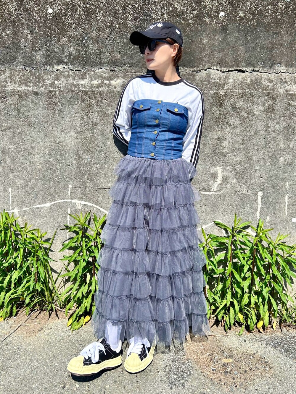 ブルー系のチューブトップ、ホワイト系のTシャツ/カットソー、ブラック系のスニーカーを着用したレディースの春コーディネートの2枚目の写真