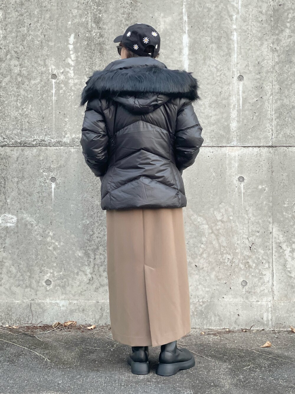 「Calvin Klein、カルバンクライン、ダウンジャケット、大人カジュアル、renorm、リノーム、ジャンスカ、ジャンパースカート、ベスト、キャップ、NEW ERA、CITEN、ブーツ」｜「ReNormの【YUKIコラボ】ショートベスト×ジャンスカセット（ジャンパースカート、ブラウン系）」を使った、𝑴𝒂さん（レディース・160cm）の秋コーディネートの5枚目の写真