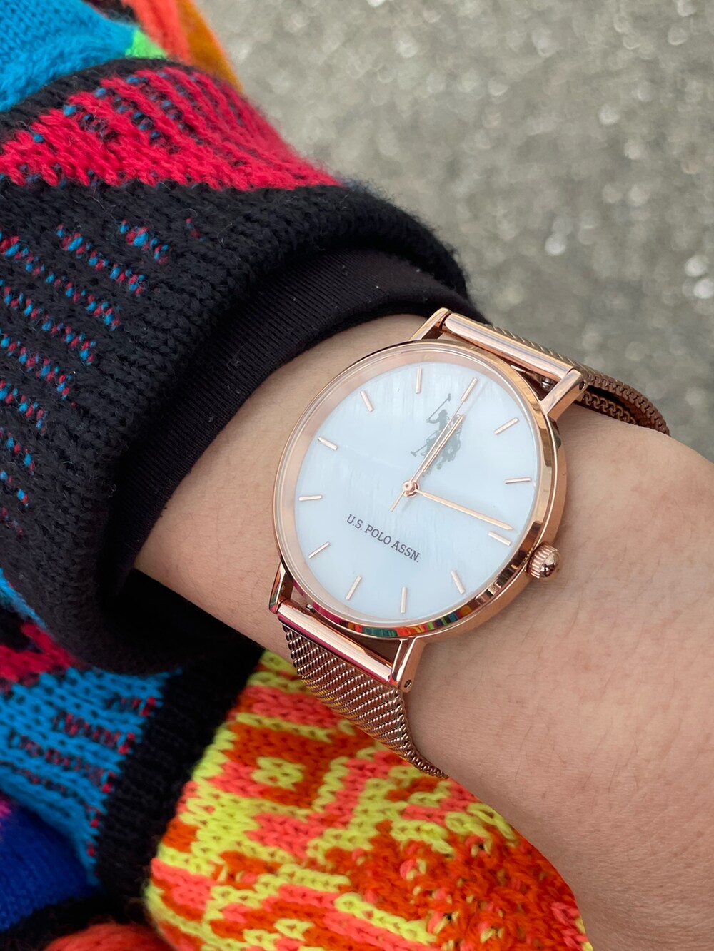 その他のニット/セーター、ブラック系のその他パンツ、ブラック系のブーツを着用したレディースの冬コーディネートの2枚目の写真