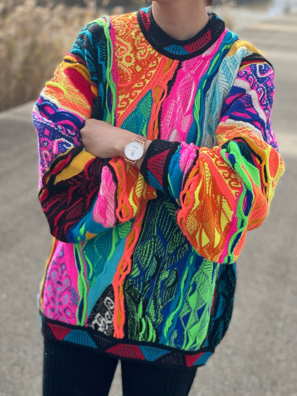 その他のニット/セーター、ブラック系のその他パンツ、ブラック系のブーツを着用したレディースの冬コーディネートの3枚目の写真