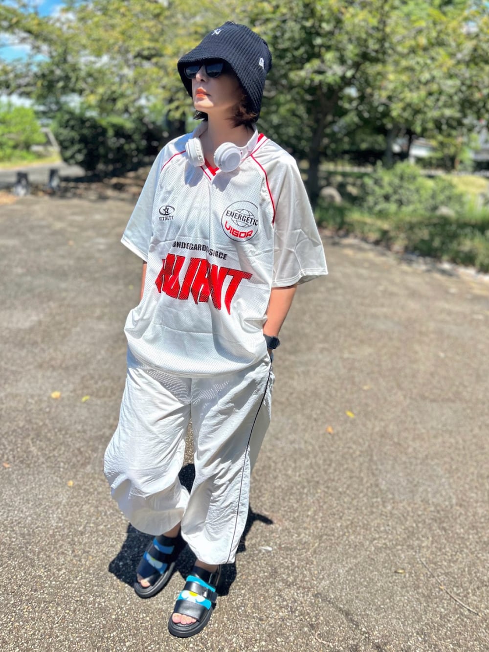 ホワイト系のその他パンツ、ホワイト系のTシャツ/カットソー、ブラック系のサンダルを着用したレディースの夏コーディネートの2枚目の写真