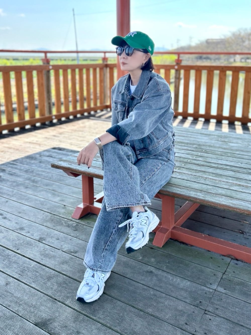 ブラック系のその他トップス、ブラック系のデニムジャケット、ブラック系のデニムパンツを着用したレディースの秋コーディネートの4枚目の写真