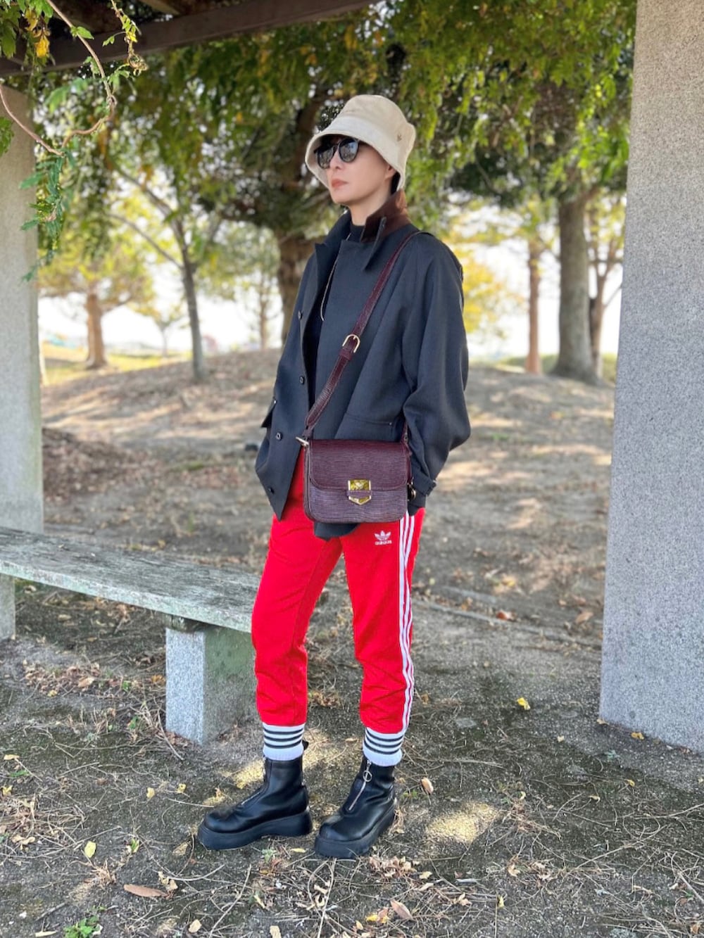 「ファッションを楽しもう、トラックパンツ、スポーツミックス、ストリートカジュアル、MACKINTOSH PHILOSOPHY、ブーツ、アディダス、ラインソックス、ソックスイン、バケットハット、コーデュロイ、ショルダーバッグ、Fossil、java、赤」｜「adidas Originalsのadidas originals/TRACK PANTS（スウェットパンツ、レッド系）」を使った、𝑴𝒂さん（レディース・160cm）の秋コーディネートの2枚目の写真