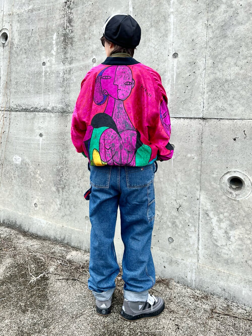 ブルー系のサロペット/オーバーオール、レッド系のブルゾン、グリーン系のトップスを着用したレディースの冬コーディネートの4枚目の写真