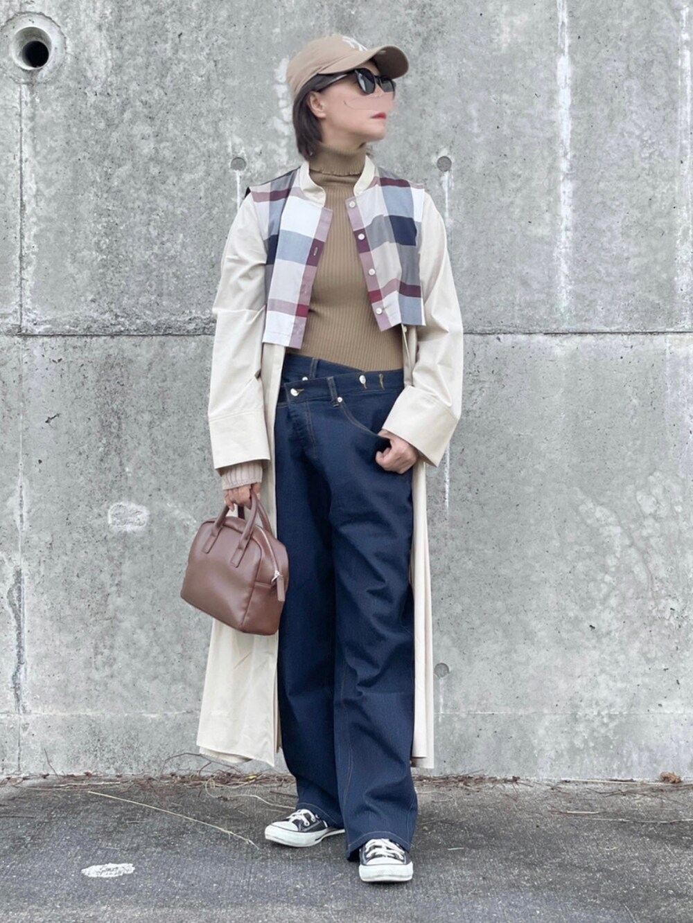 ベージュ系のワンピース、ブラウン系のニット/セーター、ブルー系のその他パンツを着用したレディースの秋コーディネートの3枚目の写真