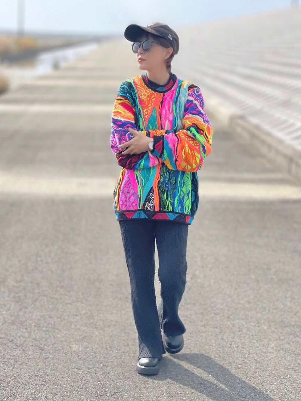 その他のニット/セーター、ブラック系のその他パンツ、ブラック系のブーツを着用したレディースの冬コーディネートの4枚目の写真