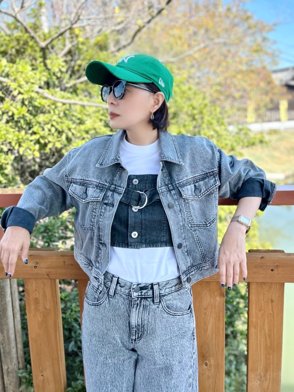 ブラック系のその他トップス、ブラック系のデニムジャケット、ブラック系のデニムパンツを着用したレディースの秋コーディネートの2枚目の写真