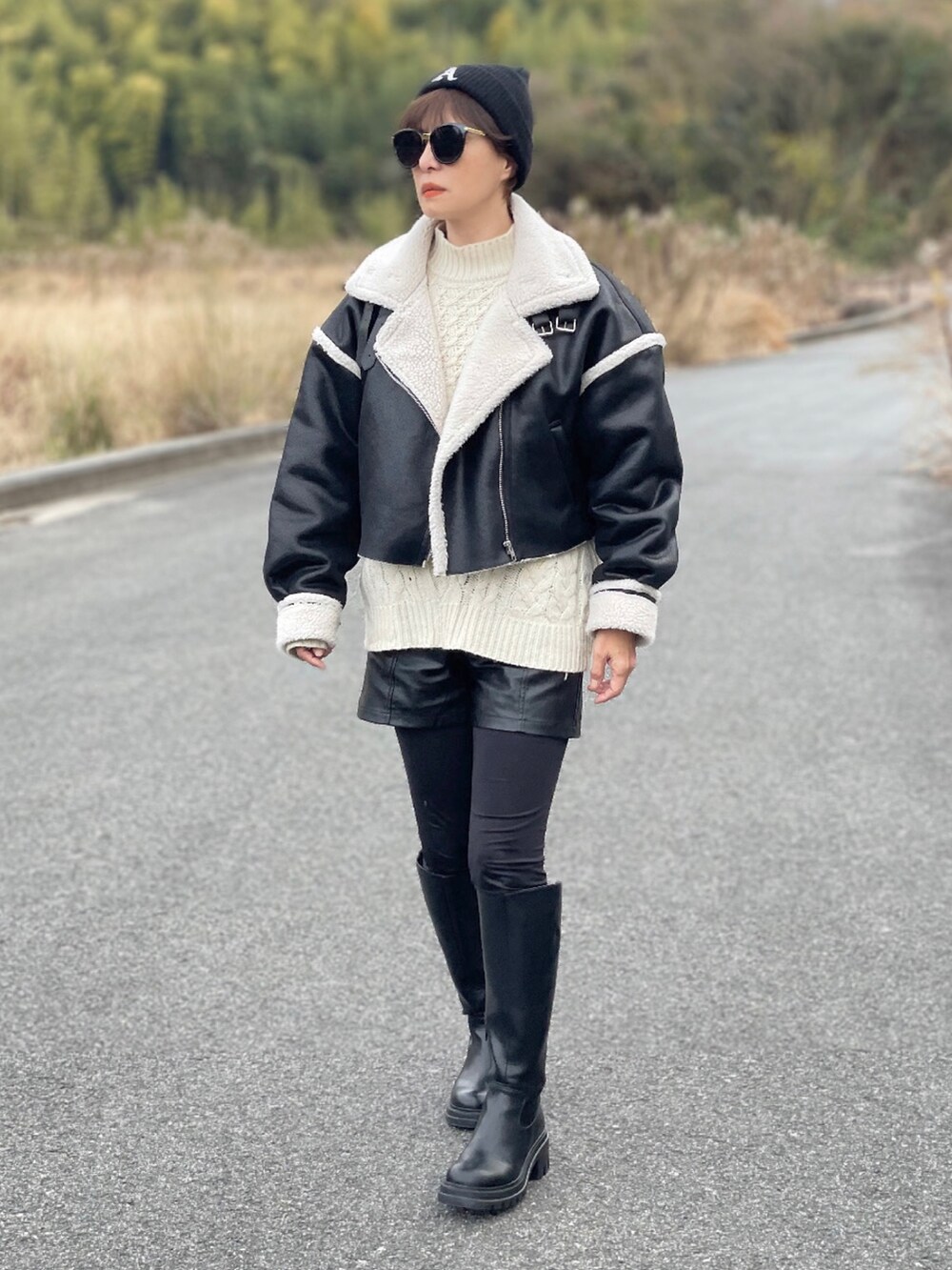 「クリスマスに着たい服、EVRIS、ボアジャケット、bohmal、ニット、ニット帽、shein、U.S.POLO ASSN.、GRL、レザーショートパンツ、odetteeodile、ロングブーツ、腕時計、モノトーンコーデ、大人カジュアル」｜「EVRISのショートボアブルゾン（ブルゾン、ブラック系）」を使った、𝑴𝒂さん（レディース・160cm）の冬コーディネートの4枚目の写真