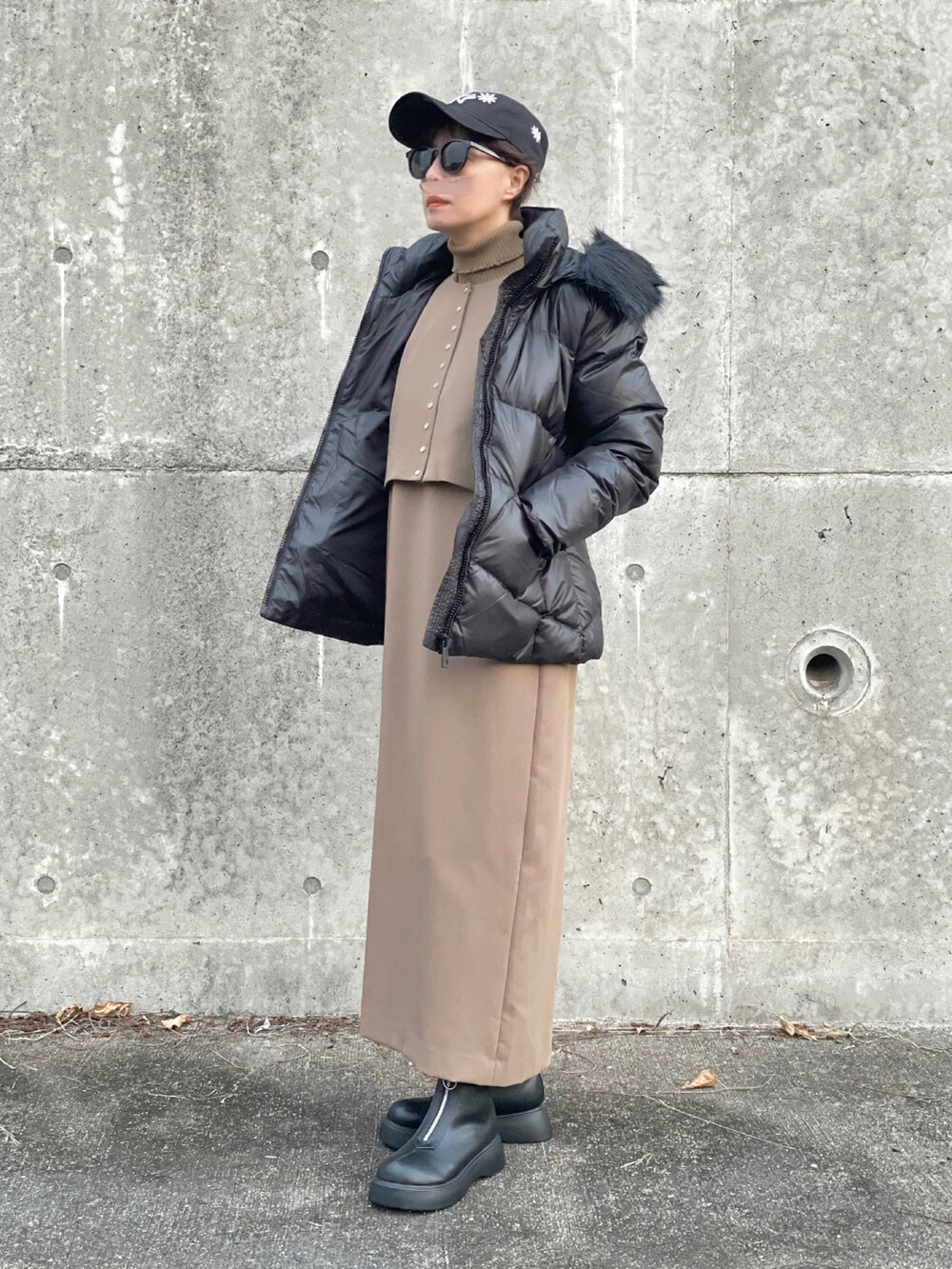 「Calvin Klein、カルバンクライン、ダウンジャケット、大人カジュアル、renorm、リノーム、ジャンスカ、ジャンパースカート、ベスト、キャップ、NEW ERA、CITEN、ブーツ」｜「ReNormの【YUKIコラボ】ショートベスト×ジャンスカセット（ジャンパースカート、ブラウン系）」を使った、𝑴𝒂さん（レディース・160cm）の秋コーディネートの2枚目の写真