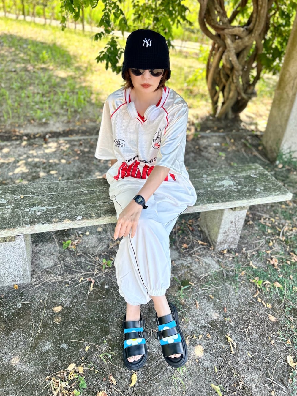 ホワイト系のその他パンツ、ホワイト系のTシャツ/カットソー、ブラック系のサンダルを着用したレディースの夏コーディネートの3枚目の写真