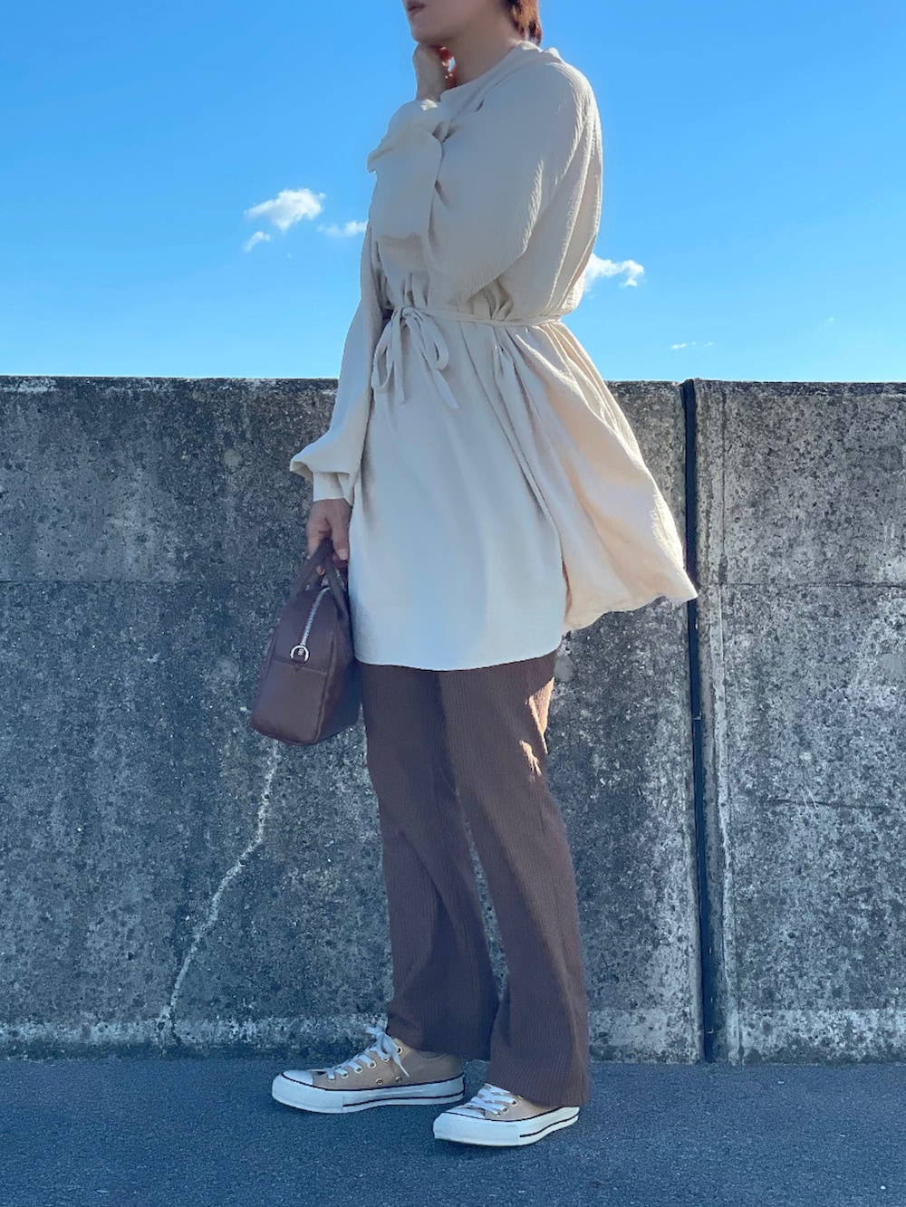 ホワイト系のシャツ/ブラウス、ブラウン系のその他パンツ、ブラウン系のスニーカーを着用したレディースの秋コーディネートの2枚目の写真