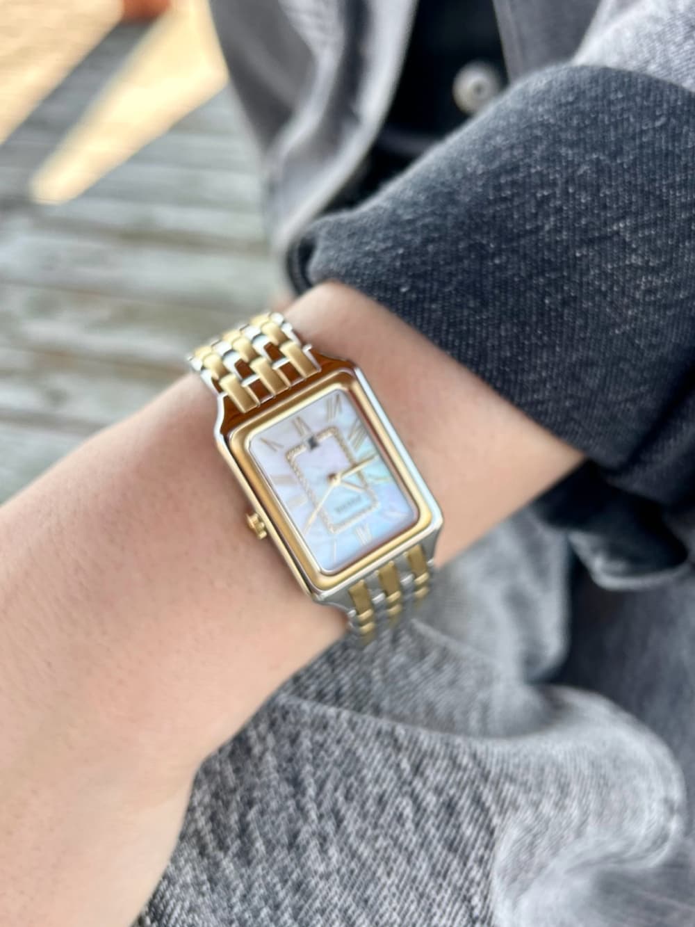 ブラック系のその他トップス、ブラック系のデニムジャケット、ブラック系のデニムパンツを着用したレディースの秋コーディネートの3枚目の写真