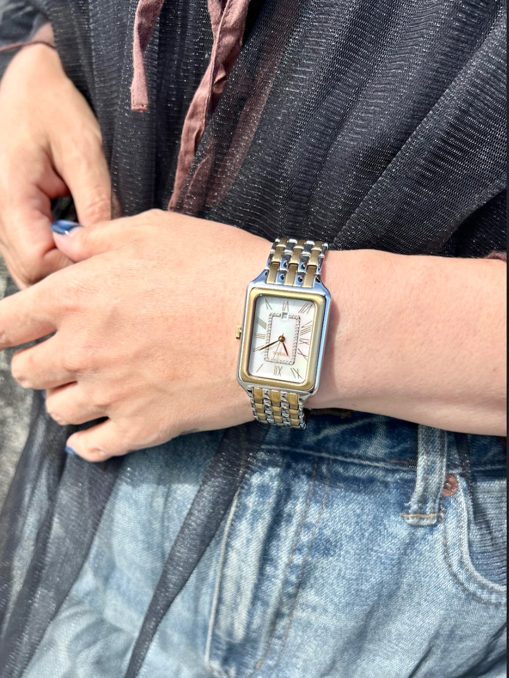 ブラック系のTシャツ/カットソー、ブラック系のワンピース、ブルー系のデニムパンツを着用したレディースの秋コーディネートの3枚目の写真