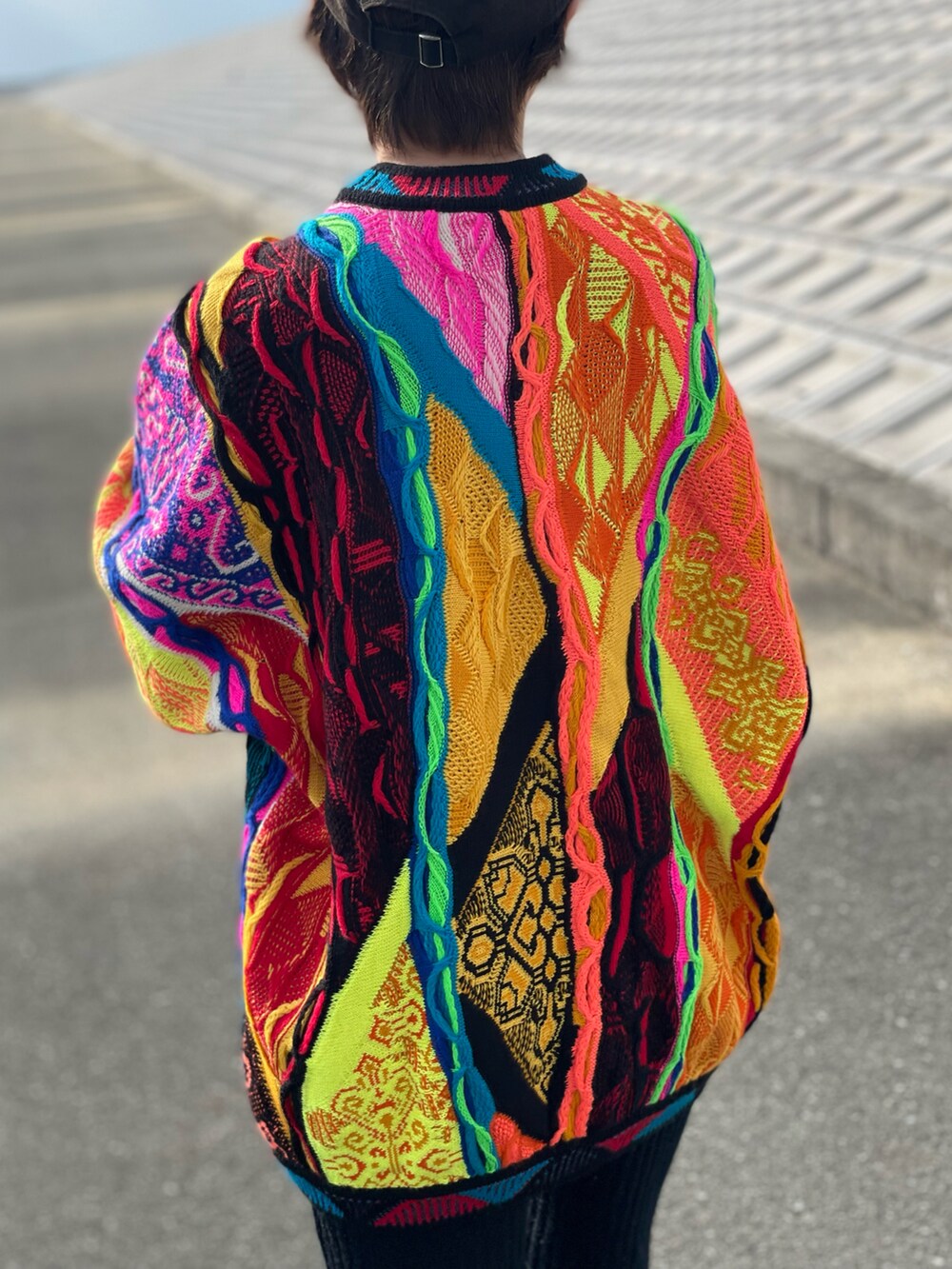 その他のニット/セーター、ブラック系のその他パンツ、ブラック系のブーツを着用したレディースの冬コーディネートの5枚目の写真